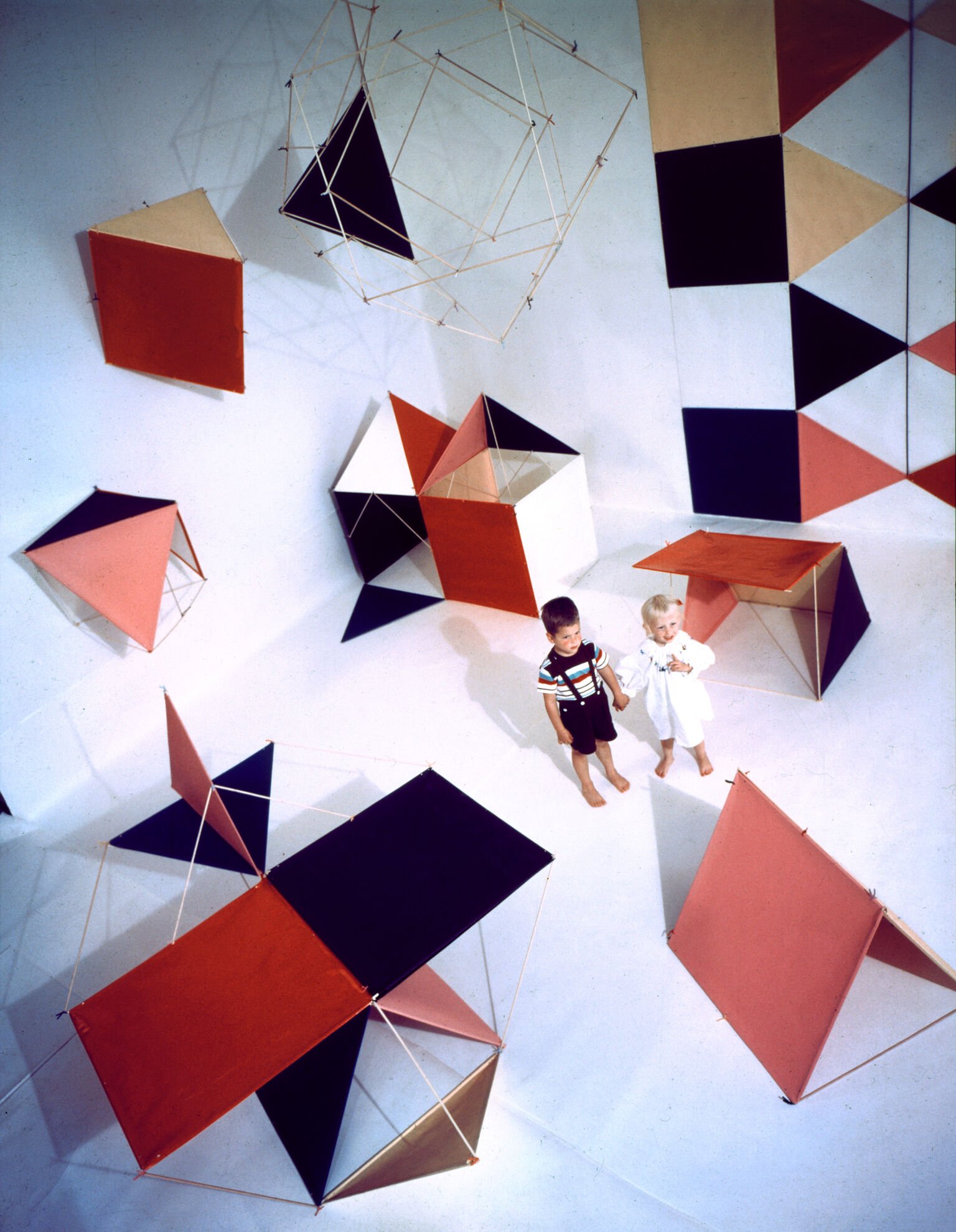 Set de Piões Inspirado nos Designers Charles e Ray Eames! « Blog de  Brinquedo
